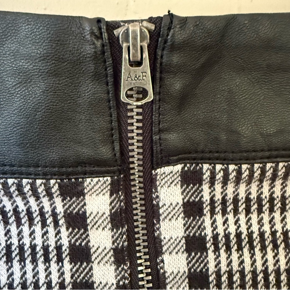 Abercrombie & Fitch Plaid Mini Skirt – Size M - Picture 4 of 5